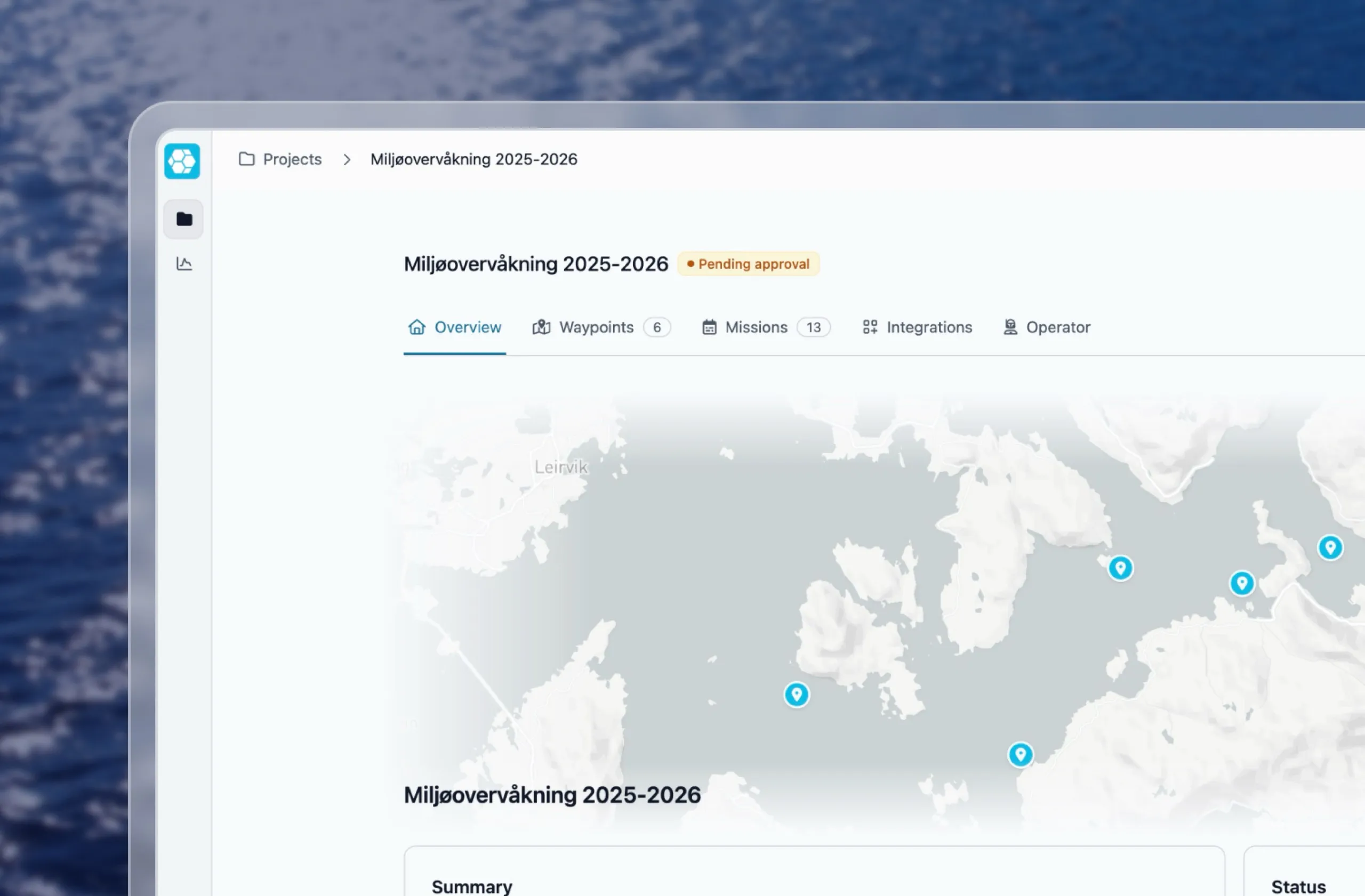Grensesnitt med oversikt over et miljøovervåkingsprogram. Siden har et kart med blå markører på flere lokasjoner langs norskekysten, en statusindikator og diverse informasjon om prosjekter.