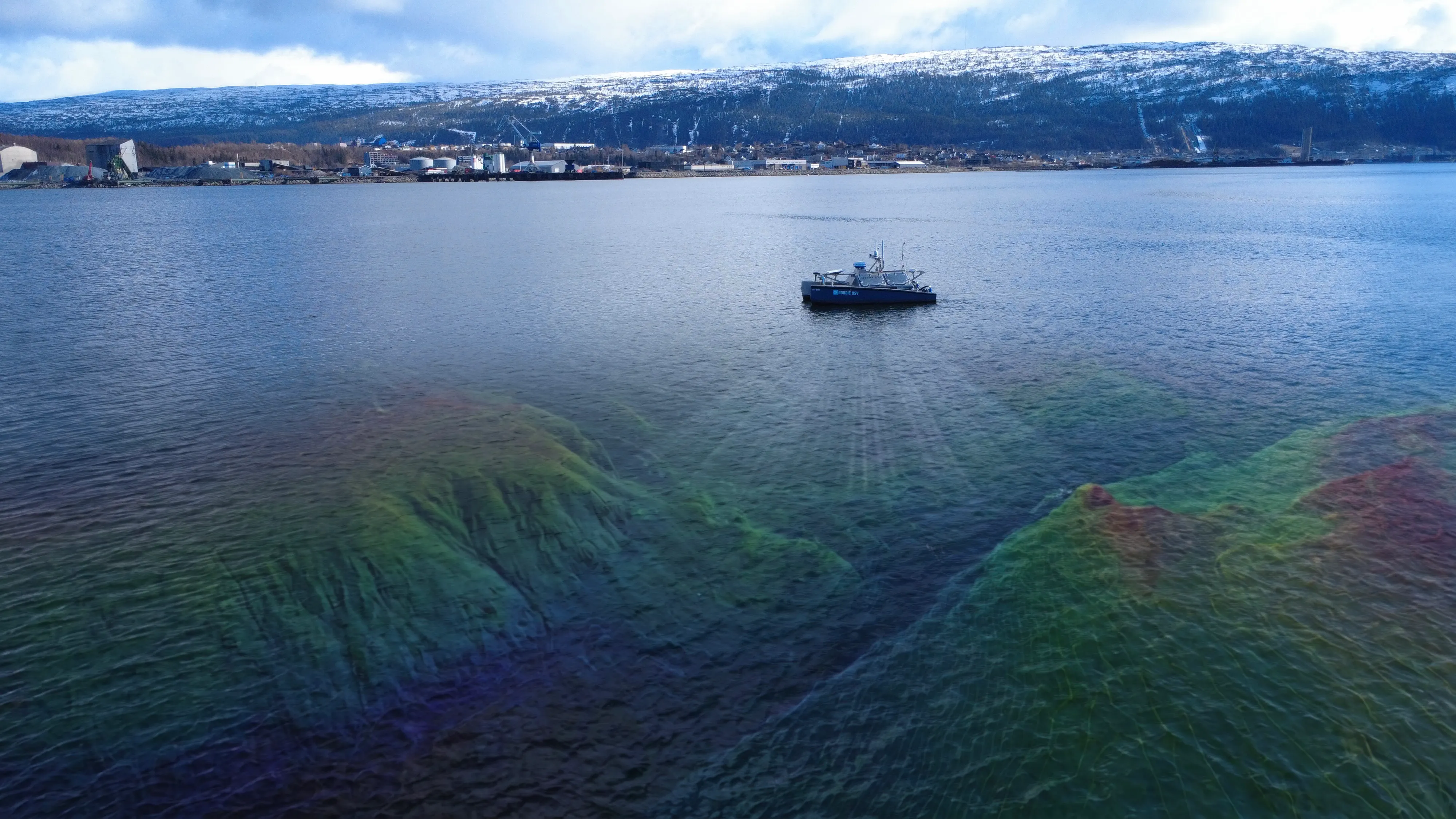 Ubemannet båt som kartlegger havbunnen med multistråleekkolodd.